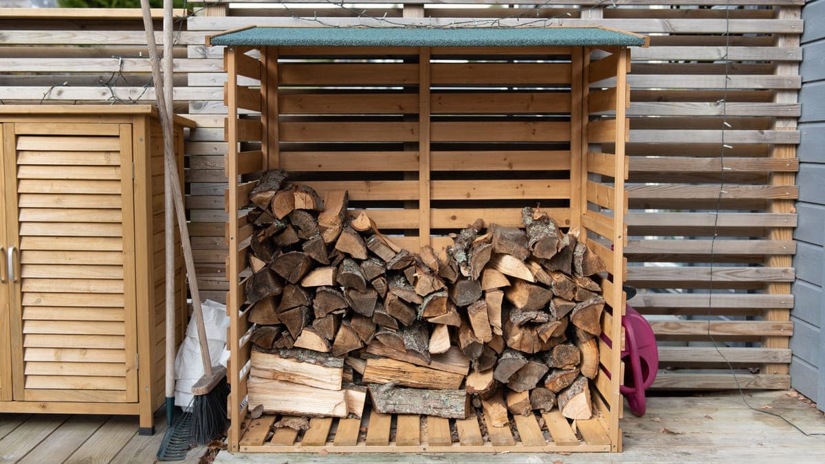 abri en palette pour stockage de bois de chauffage