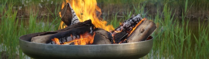 La Combustion Du Bois Dans Un Brasier Près Banque D'Images et