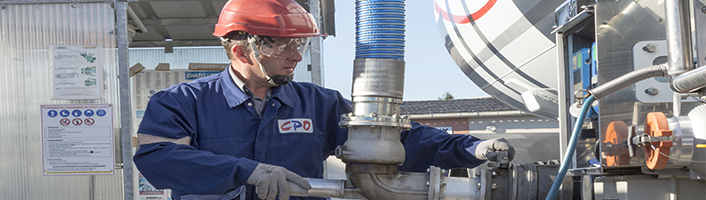 chargement du fuel dans les camions