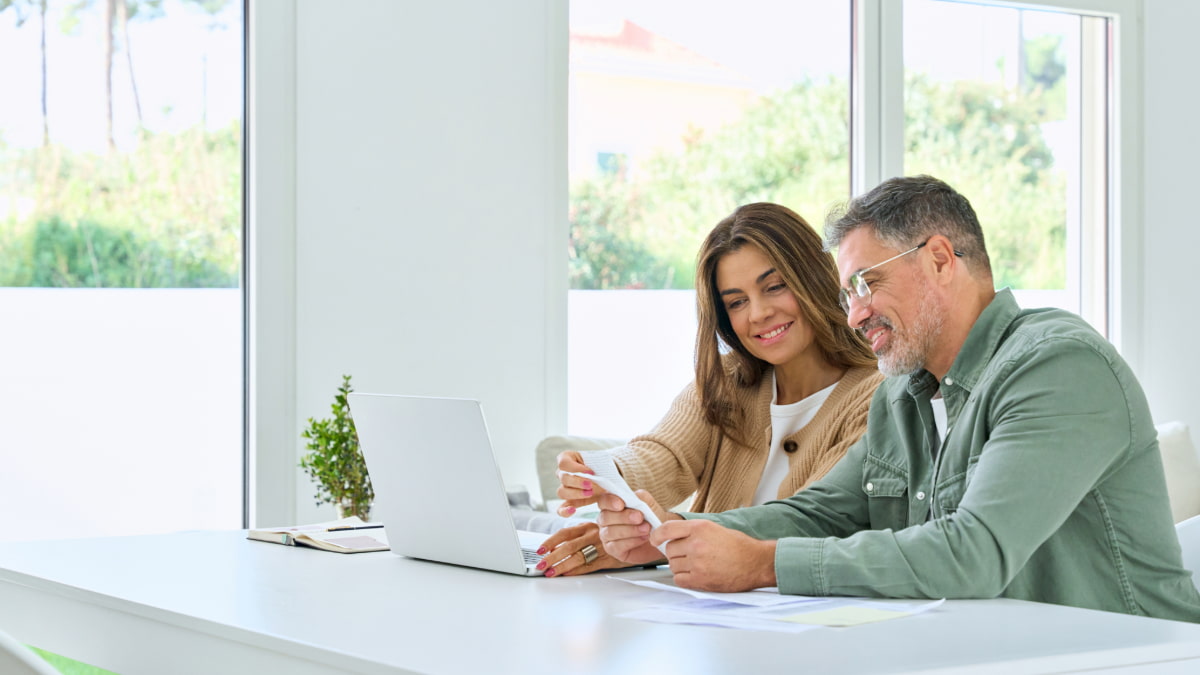 couple qui utilise son chèque énergie lors d'une commande en ligne