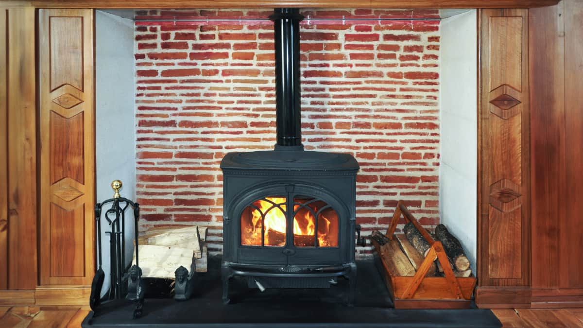 Installation d'un poêle à bois dans une cheminée