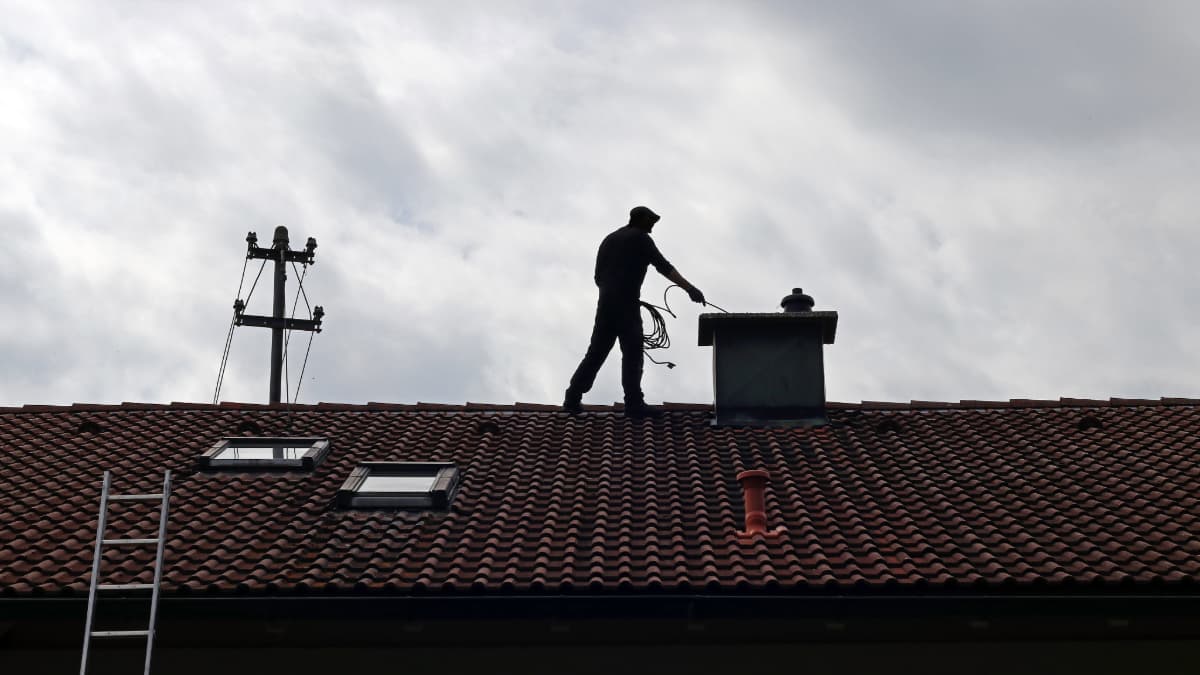 La   loi et le ramonage d'un poêle à bois