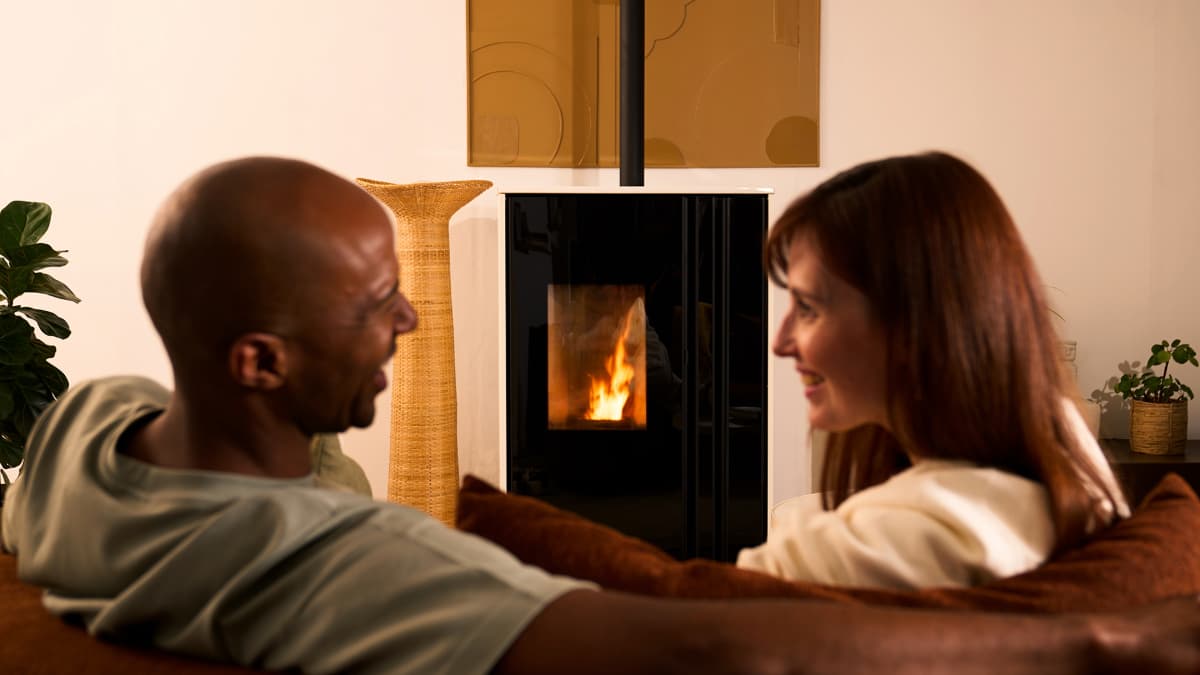 couple devant poêle à granulés