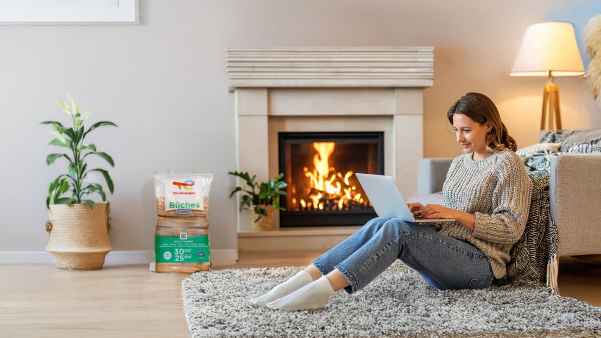 couple dans son salon devant un poêle à bois