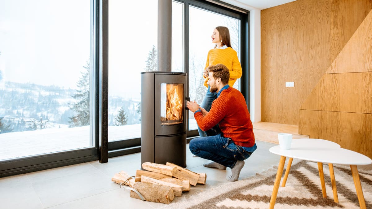 couple devant la cheminée en hiver