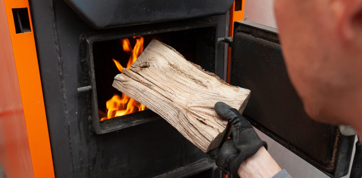 une chaudière à bûches de bois