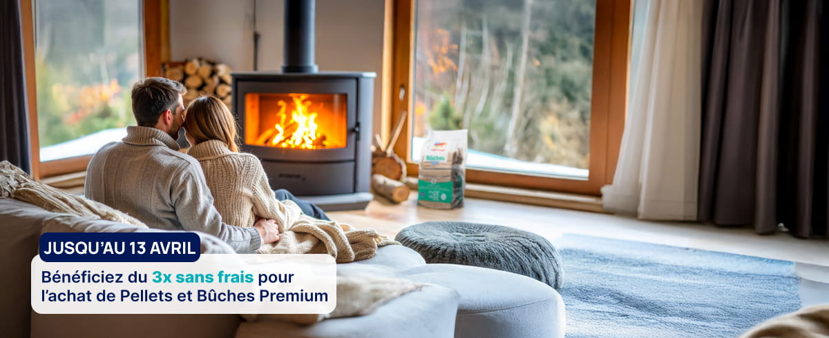 personnes dans leur salon au coin du feu